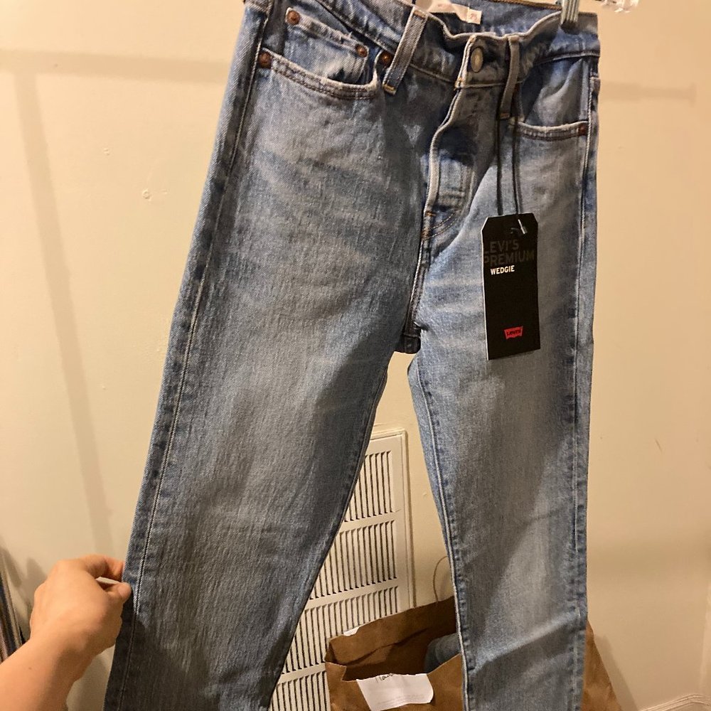 LEVI'S LIGHT WASH STRAIGHT LEG JEANS